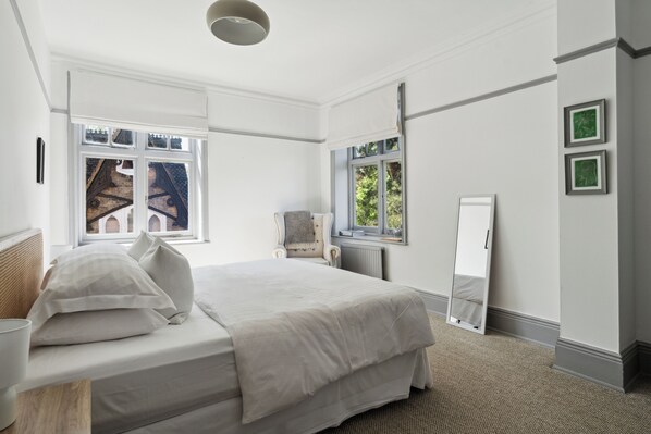 2 bedrooms, iron/ironing board, bed sheets