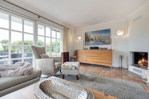 テレビ、暖炉、ステレオ