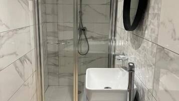 Habitación con 1 cama matrimonial o 2 individuales | Caja de seguridad en la habitación y escritorio