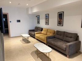 Lobby-lounge