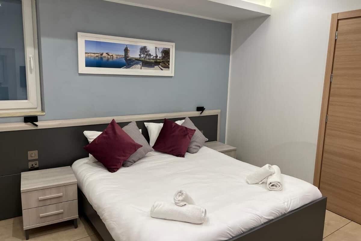 Habitación con 1 cama matrimonial o 2 individuales | Caja de seguridad en la habitación y escritorio