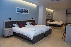 Una habitación de hotel moderna con dos camas, un escritorio y una silla.