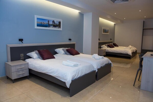 Phòng 4, 2 giường cỡ queen, không hút thuốc | Két bảo mật tại phòng, bàn, khu vực làm việc phù hợp cho laptop