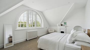 2 bedrooms, iron/ironing board, bed sheets