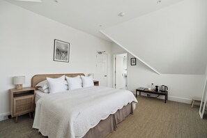 2 dormitorios, tabla de planchar con plancha, ropa de cama