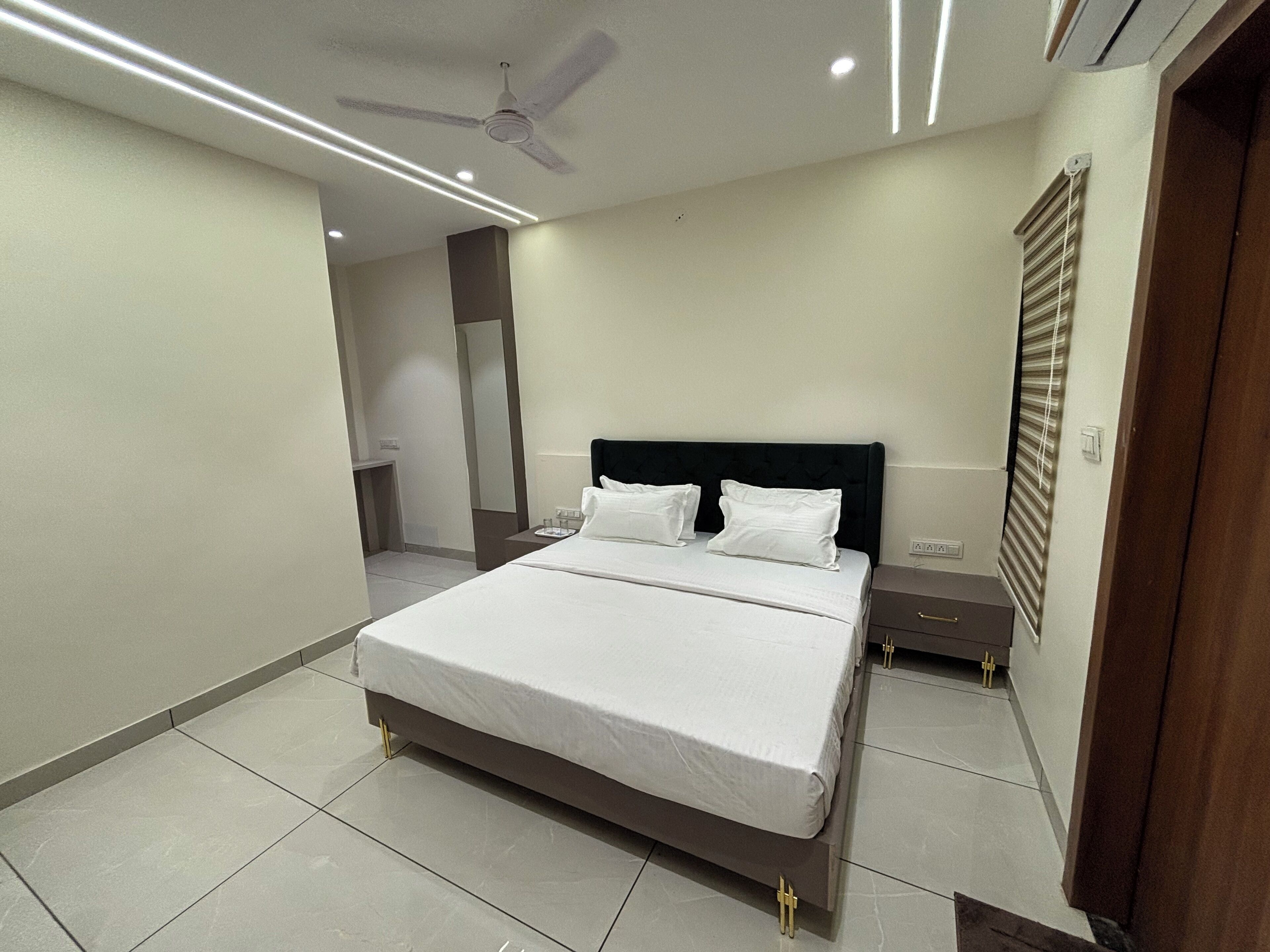 Deluxe Double Room | Laptop workspace, free WiFi
