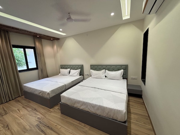 Habitación cuádruple familiar | Espacio para trabajar con laptop y wifi gratis 