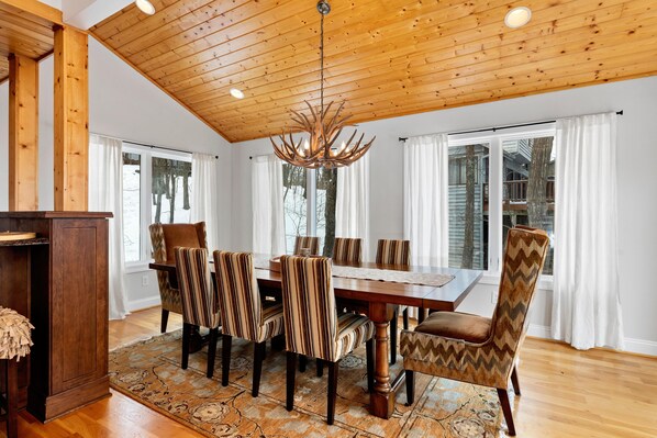 Dining - Antlers Aweigh with Wintergreen Advantage (Wintergreen)