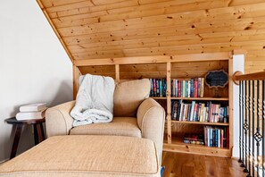 Interior - Antlers Aweigh with Wintergreen Advantage (Wintergreen)