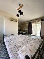 Family Triple Room | Bed sheets