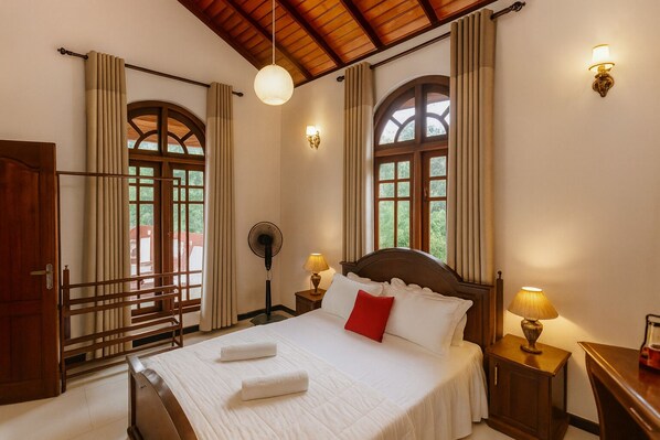 4 bedrooms, iron/ironing board, WiFi, bed sheets