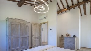 Une chambre à coucher avec un lit, une armoire en bois et une commode.