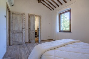 2 habitaciones, tabla de planchar con plancha y cuna de viaje 