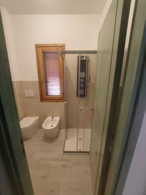 Douche, sèche-cheveux, bidet, serviettes fournies
