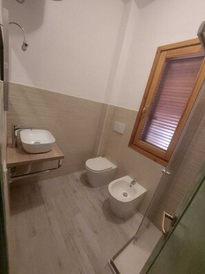 Douche, sèche-cheveux, bidet, serviettes fournies