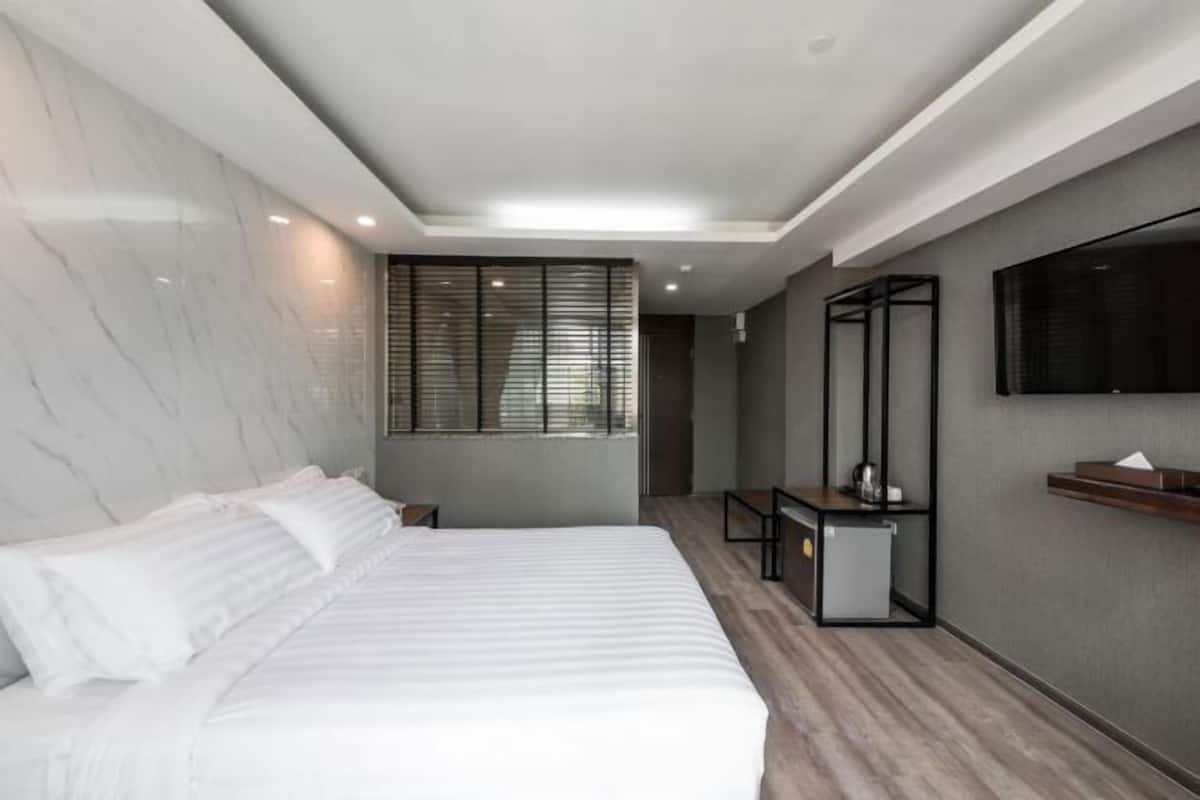 In-room safe, desk, free WiFi