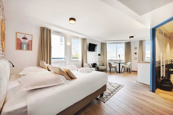 1 bedroom, bed sheets