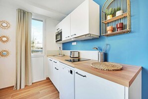 Een koelkast, een microgolfoven, een oven, een kookplaat