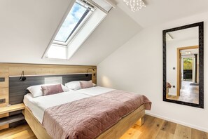 1 Schlafzimmer, Schreibtisch, Bügeleisen/Bügelbrett, Reisekinderbett