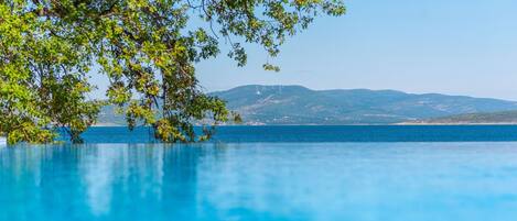 Een verwarmd zwembad