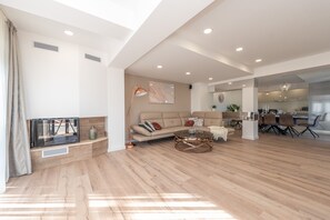 TV, fireplace