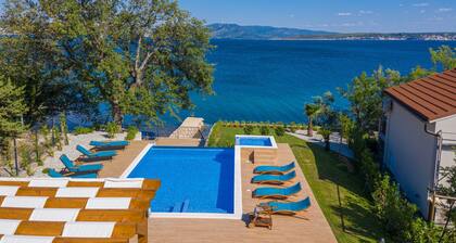 Beachfront villa Promenada