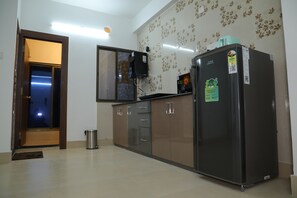 尊榮客房 | 公共廚房 | 烤箱、餐桌