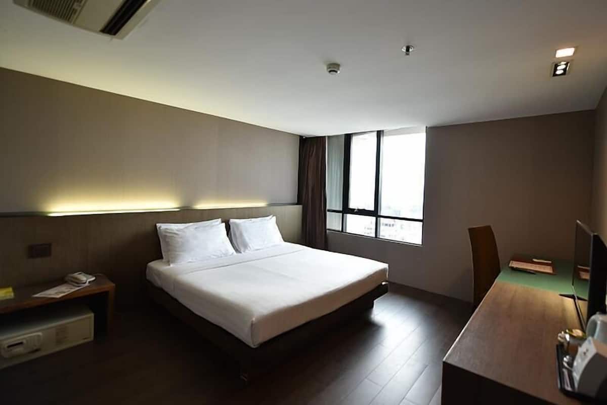Deluxe Room, 1 Katil Raja (King), Non Smoking, Private Bathroom | Peti besi dalam bilik, meja, Wi-fi percuma