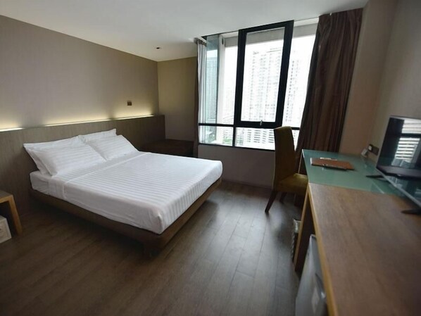 Habitación doble Deluxe, para no fumadores, baño privado | Caja de seguridad en la habitación, escritorio y wifi gratis 