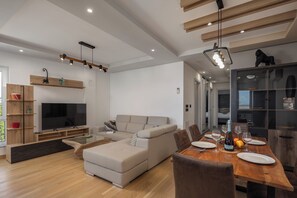 标准公寓, 多间卧室 (Seaview Apartment Kostrena Two) | 客厅 | 21-英寸智能电视（配备数码频道）