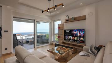 Căn hộ Tiêu chuẩn, nhiều phòng ngủ (Seaview Apartment Kostrena Two) | Khu phòng khách | Smart TV 21-inch có truyền hình kỹ thuật số