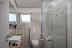 สแตนดาร์ดอพาร์ทเมนท์, หลายห้องนอน (Seaview Apartment Kostrena Two) | ห้องน้ำ | ฝักบัว, ไดร์เป่าผม, ผ้าเช็ดตัว, สบู่