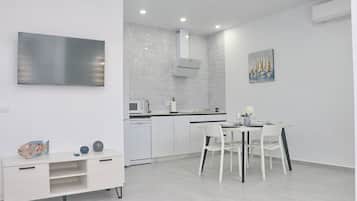 Fridge, microwave, dishwasher, cookware/dishes/utensils