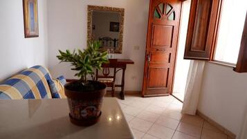 Classic Quadruple Room, Courtyard View | Interior