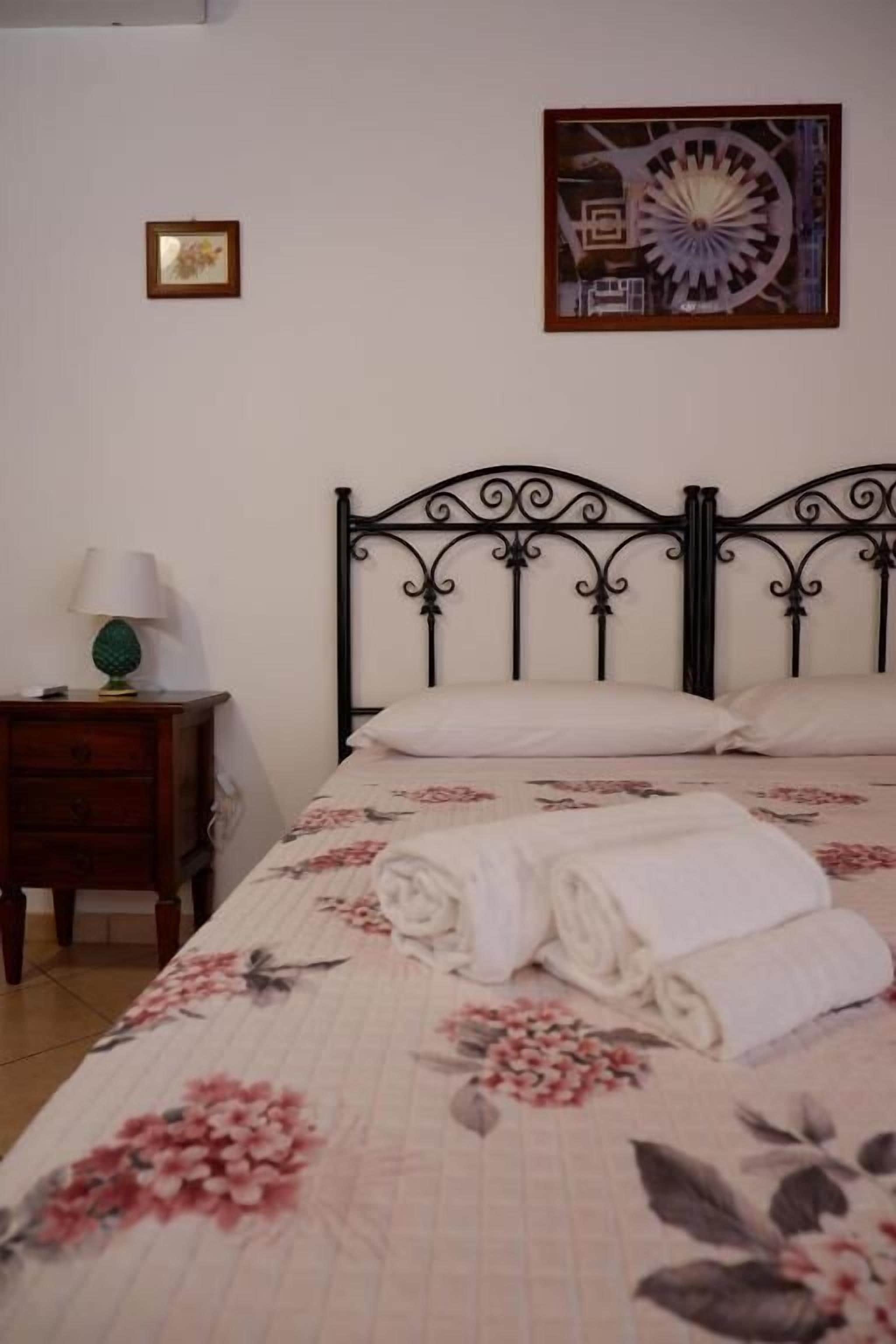 Classic-Vierbettzimmer, Blick auf den Innenhof | Schreibtisch, laptopgeeigneter Arbeitsplatz, kostenloses WLAN