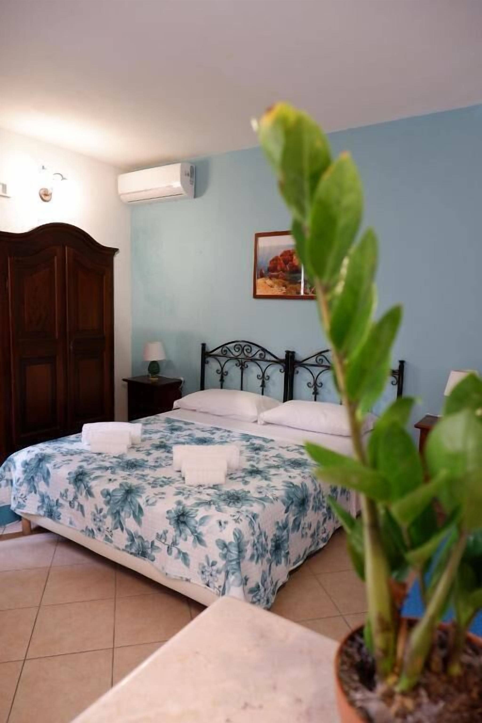 Classic Triple Room, Courtyard View | Desk, laptop workspace, free WiFi