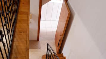 Apartment, Blick auf den Innenhof | Innenbereich