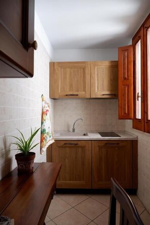 Comfort Apartment, Courtyard View | Private kitchen - Sikania Residence (Syracuse)