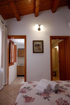 Classic Quadruple Room, Courtyard View | Desk, laptop workspace, free WiFi - Sikania Residence (Syracuse)