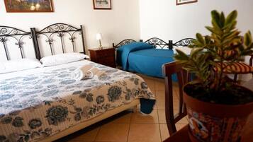 Appartamento Comfort, balcone, vista città | Una scrivania, postazione laptop, Wi-Fi gratuito