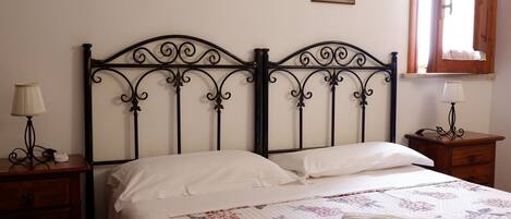 Departamento, vista al patio | Escritorio, espacio para trabajar con laptop y wifi gratis