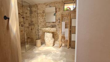 Doccia, asciugacapelli, bidet, asciugamani
