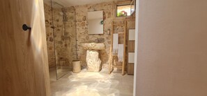 Shower, hair dryer, bidet, towels - Living Stones Trulli of Salento (LATIANO)