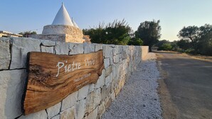 Um muro de pedra com uma placa de madeira que diz 'Pietre Viva'.