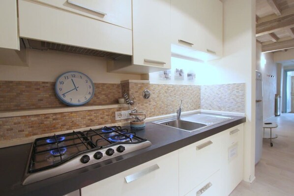 Refrigerador, horno, parrilla de estufa y lavavajillas 