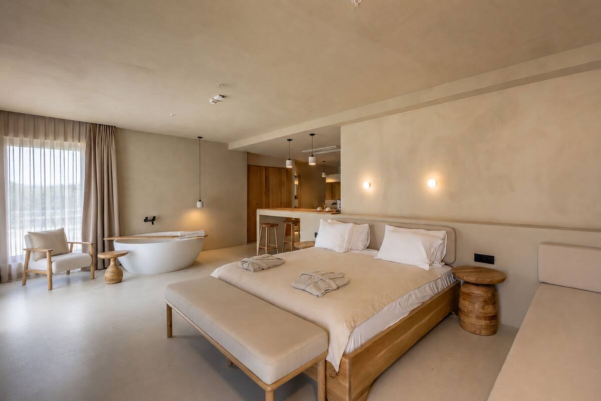 Deluxe tweepersoonskamer, uitzicht op zee | Luxe beddengoed, een minibar, een kluis op de kamer