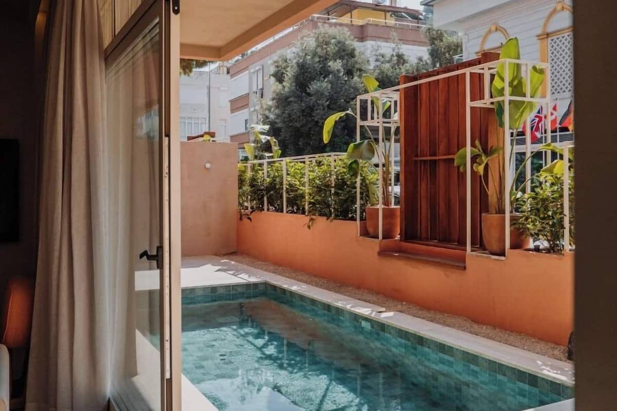 Chambre Deluxe, vue piscine | Coffres-forts dans les chambres, rideaux occultants, Wi-Fi gratuit