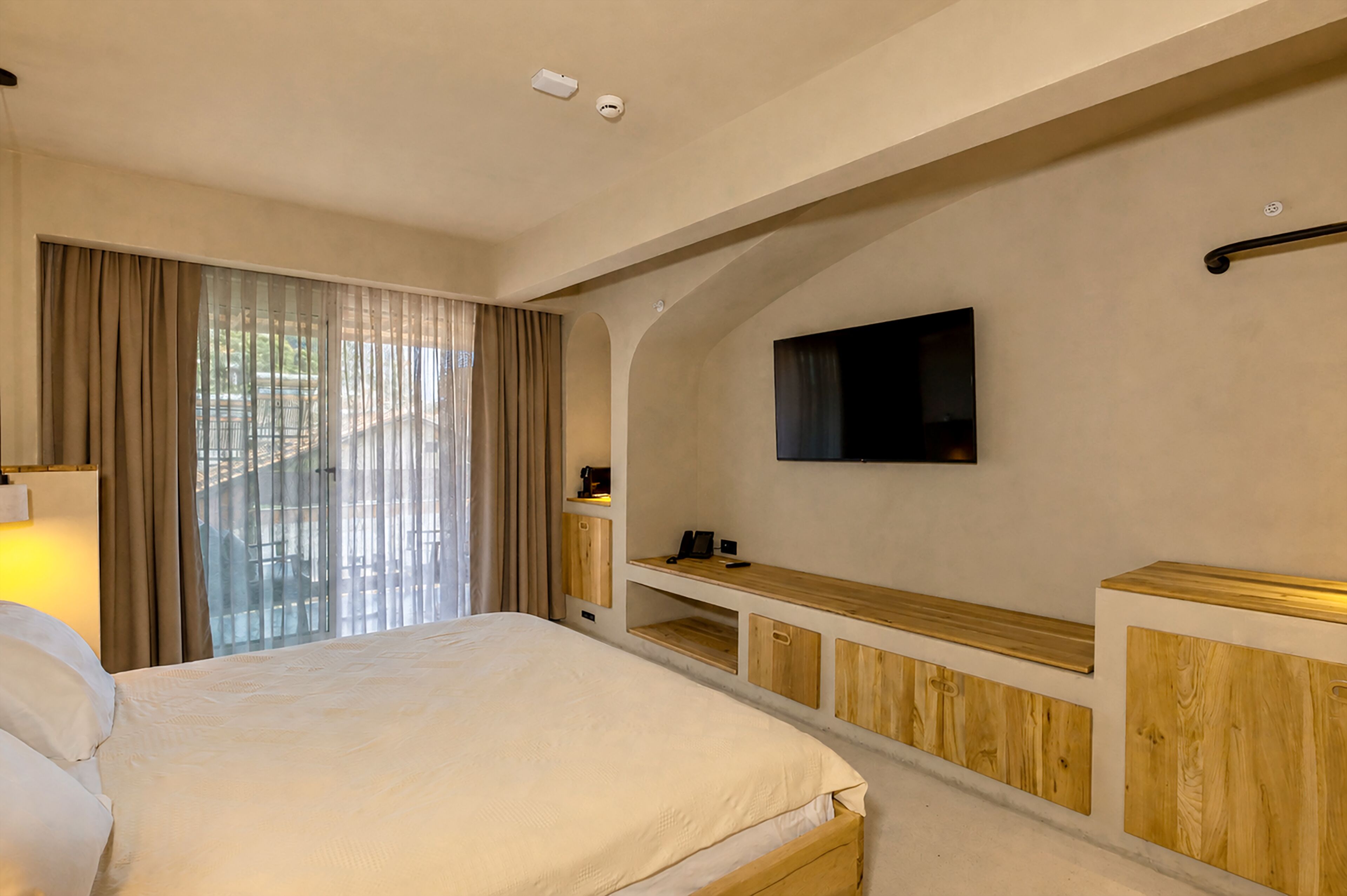 Deluxe kamer, gedeeltelijk uitzicht op zee | Luxe beddengoed, een minibar, een kluis op de kamer