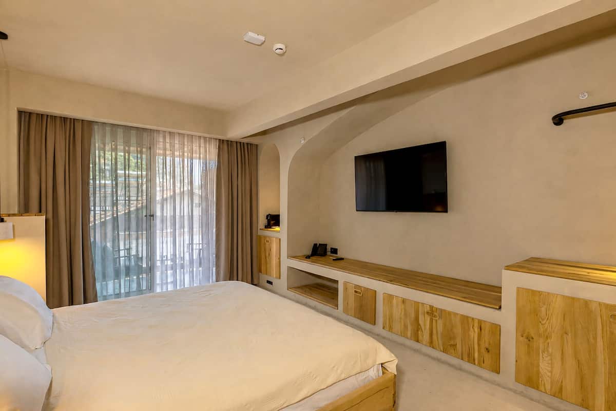 Deluxe kamer, gedeeltelijk uitzicht op zee | Luxe beddengoed, een minibar, een kluis op de kamer