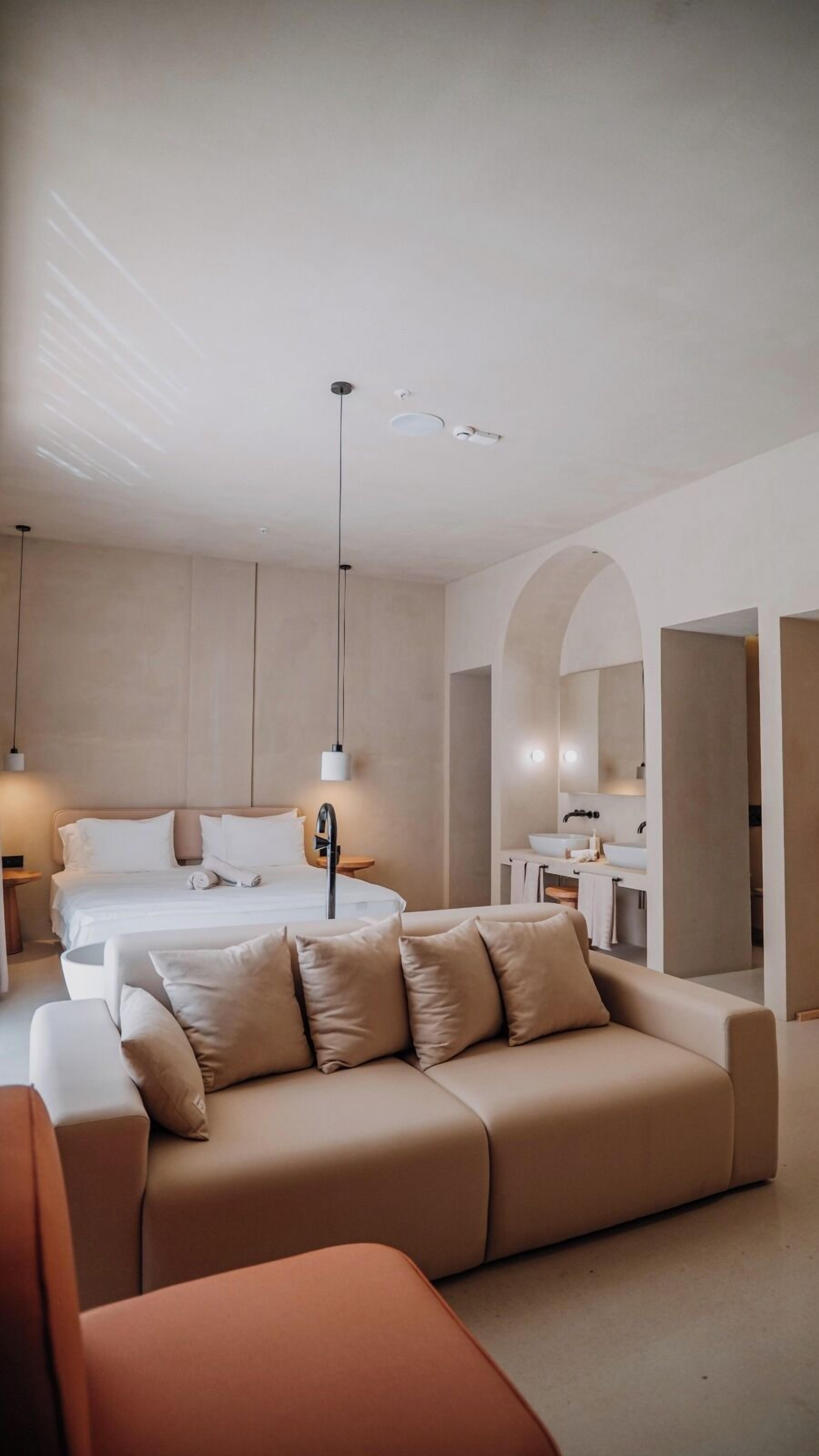 Deluxe Room, Pool View | In-room safe, blackout drapes, free WiFi